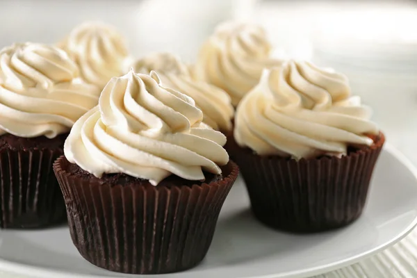 Weiße Cupcakes auf Holztisch — Stockfoto