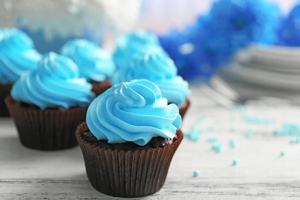 Cupcakes på träbord — Stockfoto