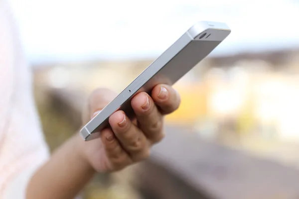 Mujer sosteniendo smartphone — Foto de Stock