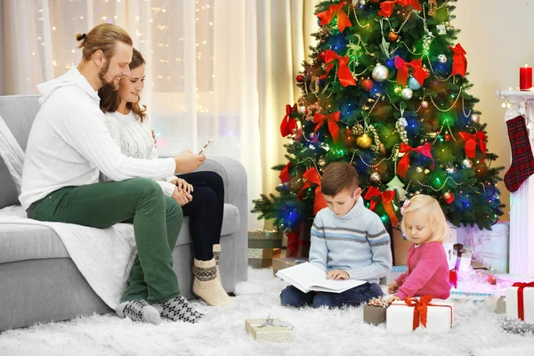 Christmas familj i holiday living room — Stockfoto