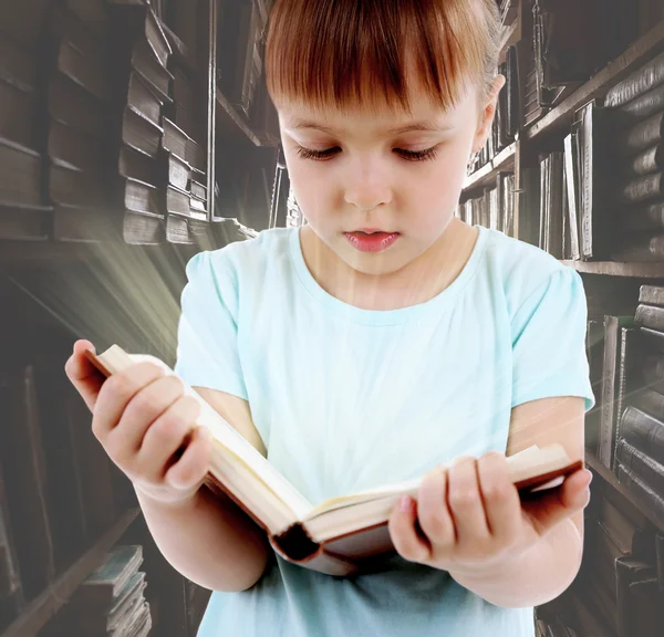 Criança Com Livro Mágico — Fotografia de Stock