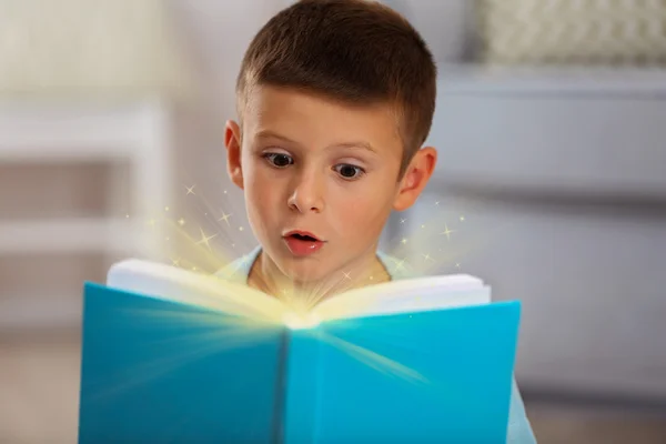 Sihirli kitap ile çocuk — Stok fotoğraf