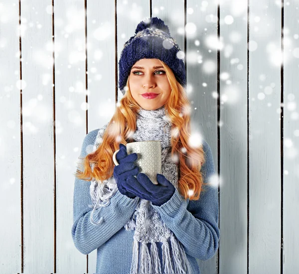 Winter portret van jonge blonde vrouw — Stockfoto