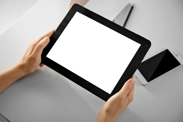 Händer med moderna tablet — Stockfoto