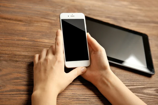 Handen met behulp van mobiele telefoon — Stockfoto