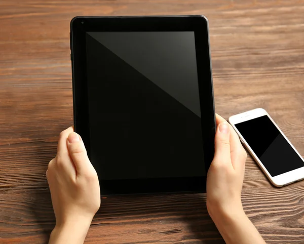 Hands using tablet — Stock Photo, Image