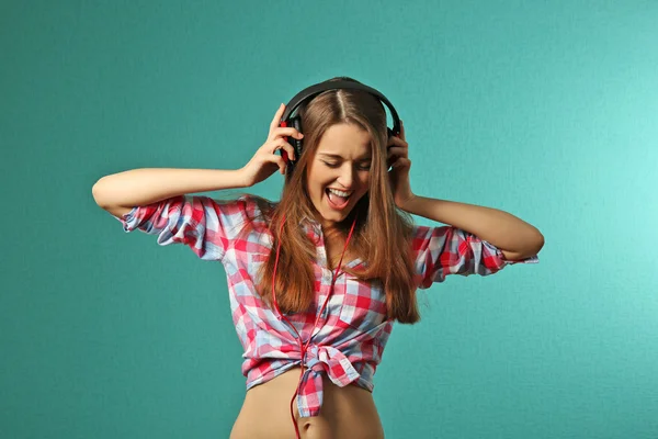 ヘッドフォンを持つ若い女性 — ストック写真