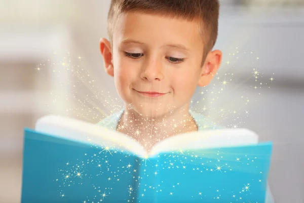 Criança com livro mágico — Fotografia de Stock