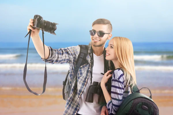 Pareja joven de viajeros — Foto de Stock