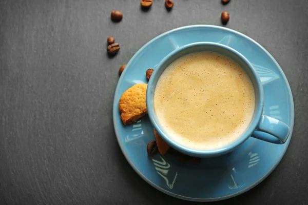 Secangkir kopi dengan latar belakang abu-abu — Stok Foto