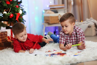 İki sevimli küçük kardeş Noel