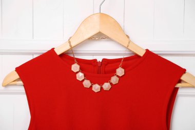 Kolye askısı duvar üzerinde