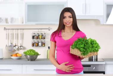 Güzel hamile kadın. 