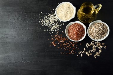 Farklı türde tohum ve ahşap masa üzeri yağlıboya