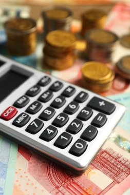 hesap makinesi banknot ve madeni paralar ile 