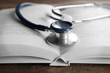 steteskop ile açık kitap