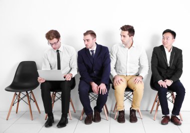 İşadamları sandalye üzerinde oturan 