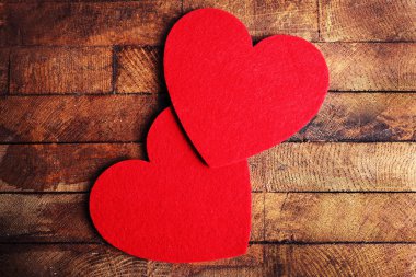 Kırmızı kalpler keçe 