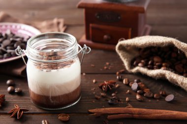 Lezzetli vanilya-çikolata mousse ahşap arka plan üzerinde kapat