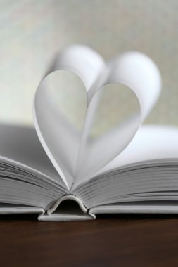kitap sayfalarından kalp 