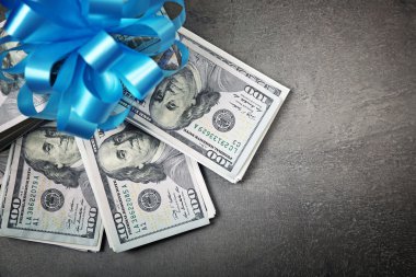 Fiyonklu hediye olarak dolar yığını 