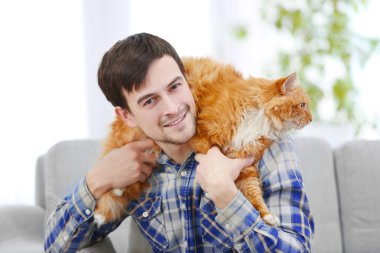 adam ile kabarık kedi 