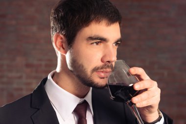 Kırmızı şarap cam koklama erkek