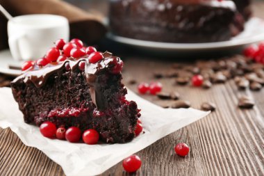 Parça parşömen, closeup üzerine cranberries ile çikolatalı kek