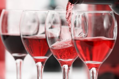 Kırmızı şarap gözlük, closeup içine dökme