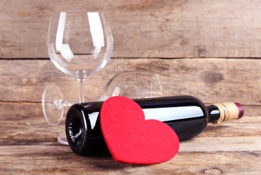 şarap şişesi ve bardaklar  