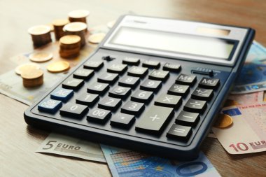 hesap makinesi banknot ve madeni paralar ile 