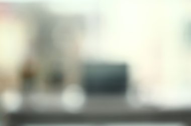 Ofisteki masada bir bilgisayar var.