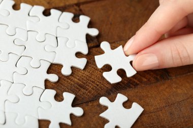 Parçalı bulmaca ile oynayan kadın