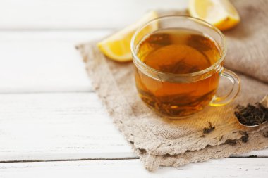 Cam fincan yeşil çay çul closeup ile ahşap tabloda dilimlenmiş limon ile