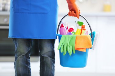 Plastik kova tutan adam