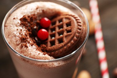 Lezzetli milkshake rustik ahşap masa üzerinde kokteyl yakın çekim