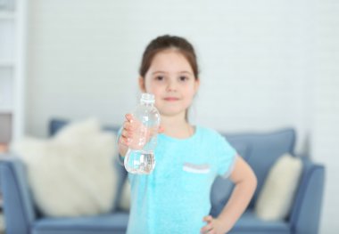 Güzel küçük kız.  
