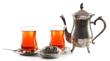 Siyah çay ile gümüş kaplar, üzerinde beyaz izole
