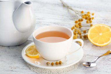 Hafif ahşap arka plan üzerinde çay