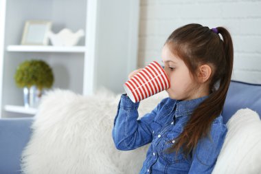 Güzel küçük kız.  