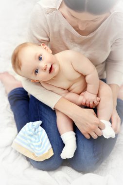 Kadın sevgi dolu Bebek Giydir