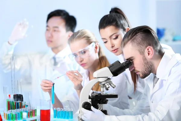 Técnicos médicos trabajando en laboratorio — Foto de Stock