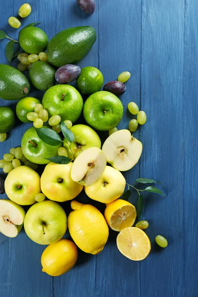 Frutta su sfondo di legno blu scuro — Foto Stock