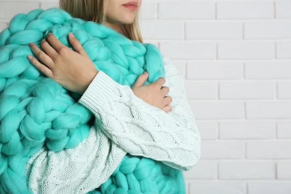 Женщина Завернутая Большое Трикотажное Одеяло — стоковое фото