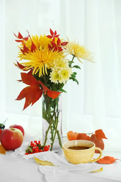 Schöner Herbststrauß mit Chrysanthemen, auf der Fensterbank — Stockfoto