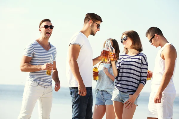 Jongeren met bier — Stockfoto