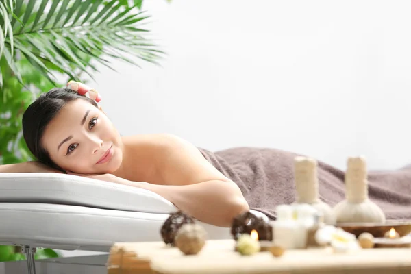 Femme relaxante au spa de beauté — Photo