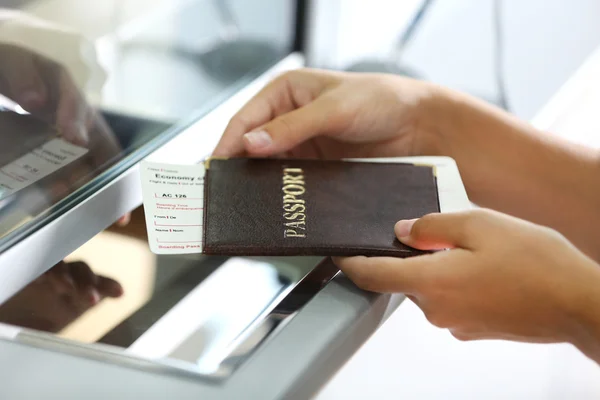 Balcões de check-in do aeroporto — Fotografia de Stock