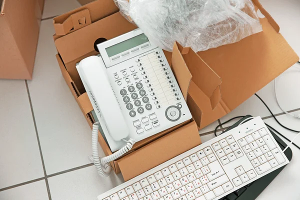 Unpacking cardboard boxes — Stock Photo, Image