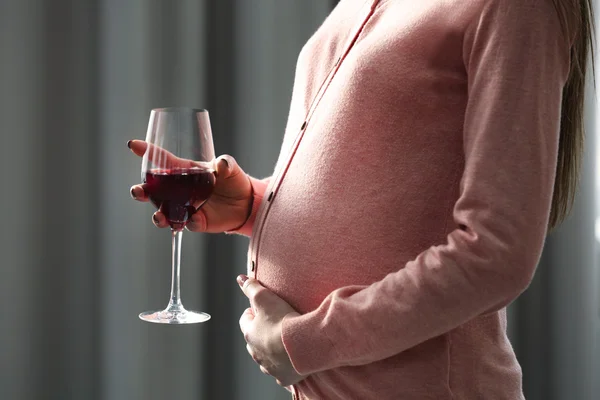 Schwangere mit Glas Wein — Stockfoto